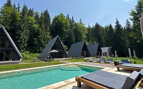 Ultra house будиночки в лісі біля гірської річки